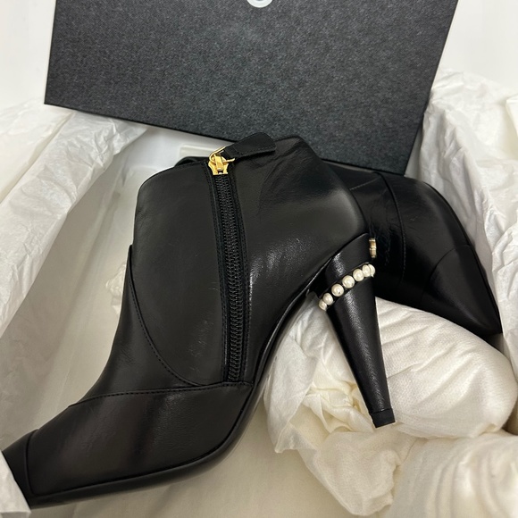 New Chanel Bottines Black Boots Booties Leather Pearl Size 35.5 US 5.5 - Picture 12 of 12